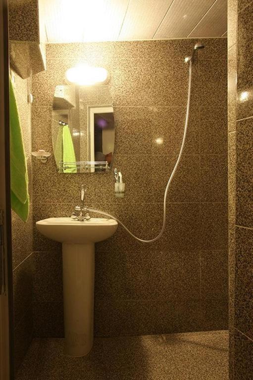 Sun Guest House Kutaisi Exterior foto