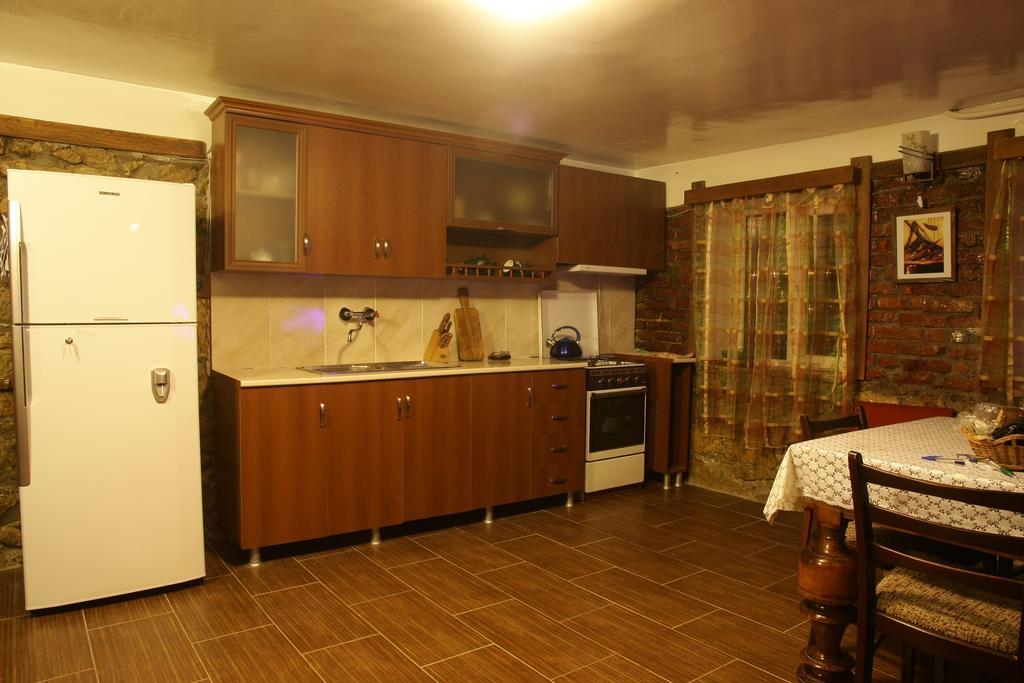 Sun Guest House Kutaisi Exterior foto